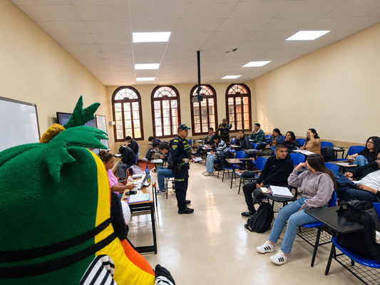Aula con mascota y policía