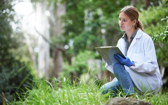 ciencia-analisis-forestal-mujer-lista-verificacion-naturaleza-estudiando-crecimiento-arboles-plantas-sostenibles-ecologia-desarrollo-verde-e-investigacion-biologia-cientifico-portapapeles-sobre-hierba_5